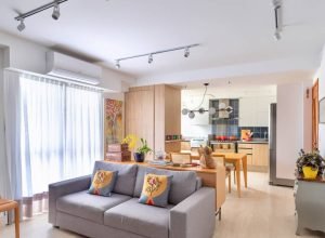 Apê descontraído tem vista para o Pão de Açúcar e cozinha com cerâmica azul