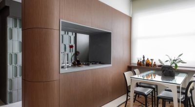 Apê inspirado no modernismo brasileiro tem ilha central orgânica em destaque