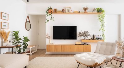 Apê leve tem rack sob medida que é bar e prateleira com plantas suspensas