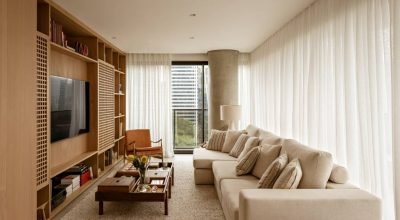 Apê tem decoração tranquila, permeada por madeira tauari