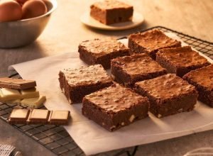 Aprenda a fazer um brownie de três chocolates para o Dia dos Namorados