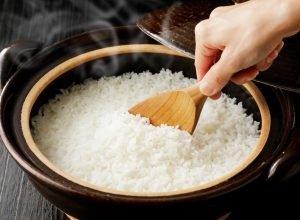 Como salvar o arroz queimado ou salgado: 3 truques muito fáceis