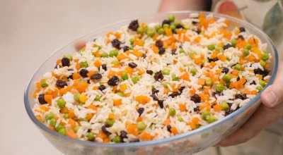 Arroz à grega na pressão: faça o prato colorido em 20 minutos