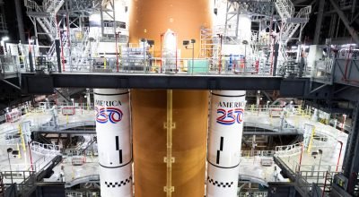 Cobertura e conjunto de instruções para o foguete lunar Artemis II da NASA rolar para almofada