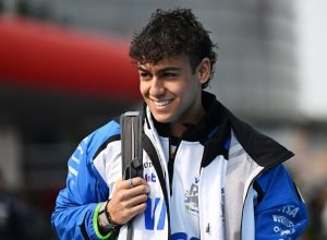 Ex-treinador de Hamilton compara Lindblad a heptacampeão