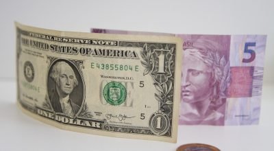 Dólar abre com foco no boletim Focus e no PMI do Brasil e dos EUA