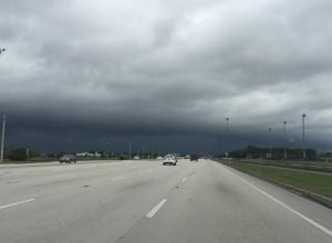 Chuva forte, ventos fortes e ondas perigosas para domingo