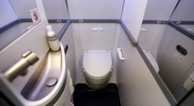 Fim da privada VIP! Projeto de lei proíbe companhias aéreas de limitar acesso a banheiros no avião