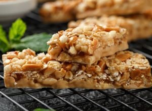 Como fazer barrinha caseira saudável de tâmara, aveia e castanhas