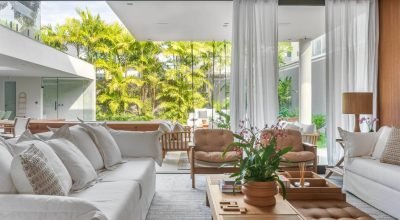 Base neutra com tons de caqui, madeira e paredes em branco acrílico compõem esta casa
