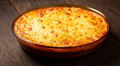 Batata recheada na travessa: acompanhamento cremoso e fácil