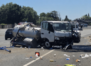Acidente e derramamento de caminhão séptico retarda o tráfego na Interestadual 5 de Sacramento