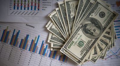 Dólar abre com foco em dados dos EUA e operação da PF envolvendo o Master