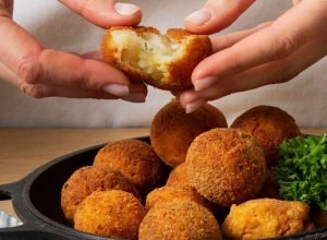 Como fazer bolinha de queijo perfeita igual de festa