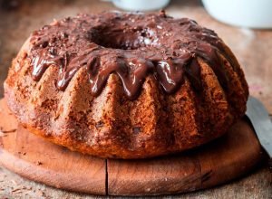 Aprenda o truque para deixar seu bolo de chocolate bem molhadinho