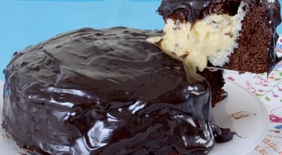 Bolo de chocolate com mousse de maracujá: o combo perfeito