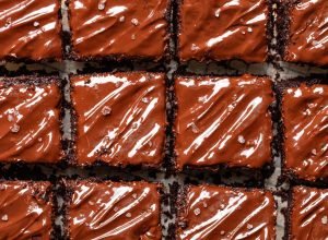 Bolo de chocolate molhadinho que parece de confeitaria