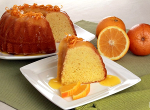 Bolo de laranja fofinho com sabor intenso e refrescante