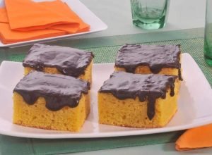 bolo gelado de cenoura com cobertura de chocolate