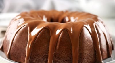 Bolo de cappuccino caseiro com chocolate e cobertura