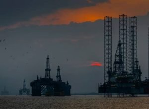 Opep+ aumenta produção, mas Ormuz pode frustrar alívio nos preços