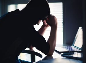 Hack de tela: o que sabemos sobre o aparente ataque cibernético que impactou milhares de escolas
