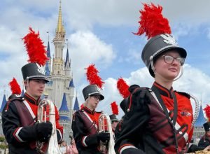 Banda da Ashland High School marcha após instrumentos roubados durante viagem à Disney