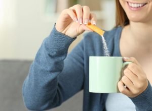 Café com açúcar ou adoçante? Veja o que é mais indicado para a saúde