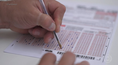 Ponto eletrônico, 'boneco' e outros métodos: como quadrilhas fraudam concursos e faturam milhões