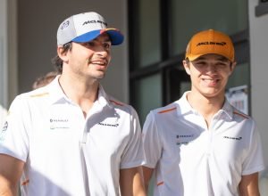 Norris e Sainz disputam com karts de Senna e Alonso