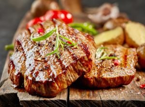 Como deixar a carne mais macia sem ingredientes caros? Veja os truques