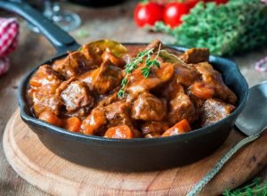 Sucesso no almoço: carne de panela com mandioca e tomate rápida e suculenta