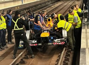 Carro da Red Bull corre nos trilhos do metrô de Madri