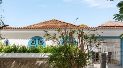 Casa antiga em Niterói é renovada com tons de azul nas janelas e esquadrias