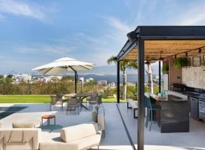 Casa de 700 m² ganha reforma completa para valorizar a vista da Baía da Guanabara