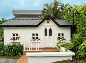 Casa de boneca da vida real: casinha infantil tem salas, cozinha com água e quarto