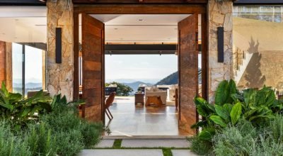 Casa de campo tem jardim sensorial com alecrim e lavanda na entrada