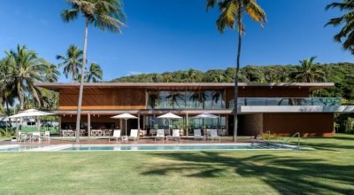 Casa de praia em Alagoas tem decoração descontraída e paisagismo com bananeiras e hibiscos