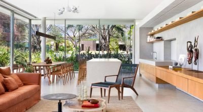 Casa de três pavimentos no interior de São Paulo tem decoração elegante