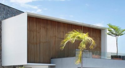 Casa em São Luís é composta por volume elegante de linhas retas, ripados e pedras