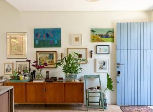 Casa exala aconchego com muitos tapetes, arte, verde e soluções funcionais