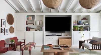 Casa na Flórida tem estilo coastal e family room aconchegante