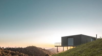 Casa na montanha pré-fabricada e modular se integra à paisagem da Serra da Mantiqueira