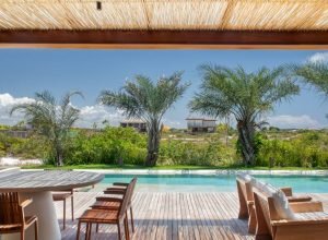 Casa na praia do forte na Bahia tem móveis em junco, rattan, palha, juta e tramas artesanais