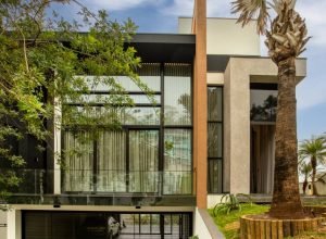 Casa tem fachada formada por composição de blocos assimétricos sobrepostos