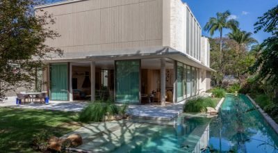 Casa tem fachada revestida tijolo travertino e academia de 80 m²