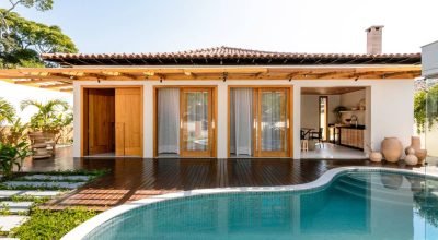 Casa térrea de 220 m² tem pergolados em eucalipto laminado com leve ondulação