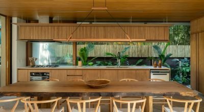 Casa tropical em Ubatuba tem cozinha aberta para o jardim