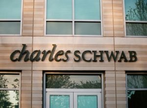 Schwab se juntará à corrida dos mercados de previsão com opções baseadas em eventos do S&P 500: WSJ