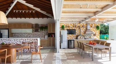 Cerâmicas geométricas coloridas alegram linda casa de praia em Búzios